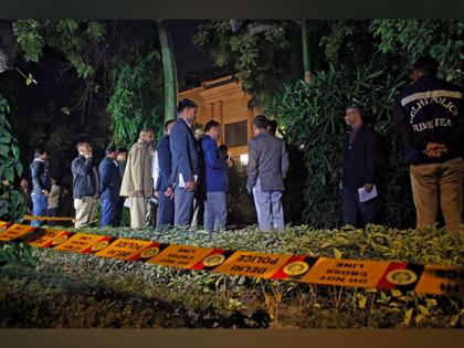 delhi blast two people seen on cctv predict possibility of chemical explosion | दिल्ली स्फोट: सीसीटीव्हीत दिसले दोन जण; वर्तवली रासायनिक स्फोटाची शक्यता 