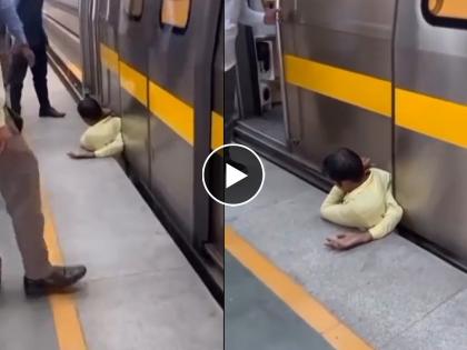 Delhi Passenger stuck between platform and metro video goes viral | बेजबाबदारपणा भोवला! फलाट आणि मेट्रोच्या कचाट्यात सापडला प्रवासी, Video व्हायरल