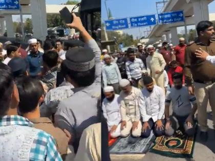 Delhi Police personnel seen hitting people offering namaz on the road has been suspended, read here details  | दिल्ली: रस्त्याच्या कडेला नमाज अदा करणाऱ्यांना मारहाण करणं पोलिसाला भोवलं, निलंबनाची कारवाई!