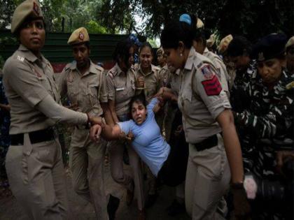 delhi Wrestlers pelted with sticks tents uprooted from protest site brijbhushan singh rakesh tikait | दिल्लीला छावणीचे स्वरूप : कुस्तीपटूंवर चालविल्या लाठ्या, आंदोलन स्थळावरून तंबू उखडून फेकले