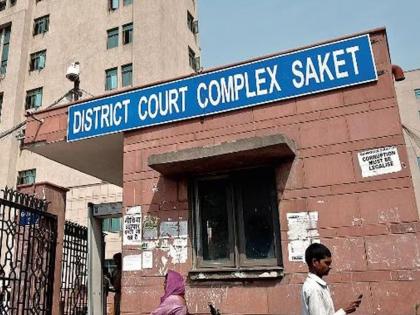 A fight broke out between two groups in a court cell, one prisoner died | कोर्टातील कोठडीमध्ये दोन गटांमध्ये हामामारी, एका कैद्याचा मृत्यू A fight broke out between two groups in a court cell, one prisoner died | कोर्टातील कोठडीमध्ये दोन गटांमध्ये हामामारी, एका कैद्याचा मृत्यू
