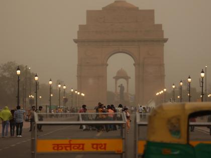 dust storm hits capital delhi two people died 23 people were injured | धुळीच्या वादळामुळे राजधानी दिल्लीला मोठा तडाखा; दोन जणांचा मृत्यू, २३ जण जखमी