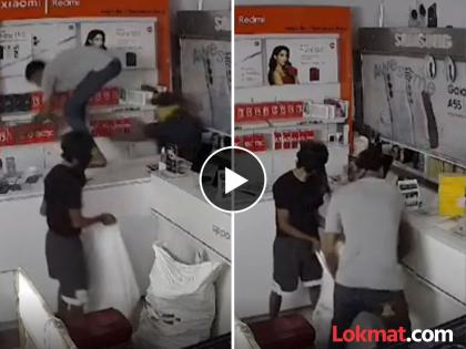 delhi crime vasant kunj south mobile showroom theft video viral | Video - चोरांचा कारनामा! गोणीत फोन भरले अन् धूम ठोकली; मोबाईल शोरुममध्ये ४ मिनिटांत चोरी