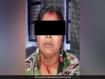 Woman beaten and naked in delhi for complaining against illegal liquor | अवैध दारुविक्रीची तक्रार करणा-या महिलेला रॉडने मारहाण, नग्न करुन काढण्यात आली धिंड