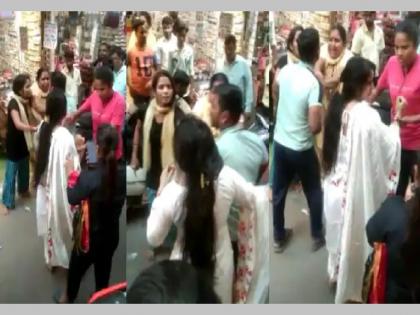 Husband goes shopping with girlfriend on Karva Chauth; wife caught them red handed | करवा चौथवर प्रेयसीसोबत शॉपिंगवर निघाला पती; पत्नीने भर बाजारात केली दोघांची धुलाई