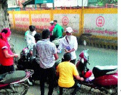 Open sale of liquor on the streets in Nagpur! | नागपुरात रस्त्यावर खुलेआम दारूची विक्री !