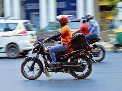 Sixteen thousand delivery boys in Mumbai in seven months | मुंबईत सात महिन्यांत सोळा हजार डिलिव्हरी बॉइजवर कारवाई