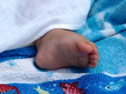 The woman refused to give birth on the street as the hospital refused | रुग्णालयाने नकार दिल्याने रस्त्यातच महिलेची प्रसूती