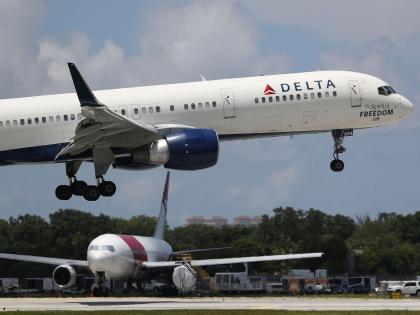 passengers comes out from moving plane heading towards new york | चालत्या विमानाचा दरवाजा उघडून अचानक उतरले दोन प्रवासी; अन्....