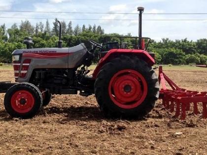 Demand of Tractor Half in Jalgaon | जळगावात ट्रॅक्टरची मागणी निम्म्यावर, पावसाच्या लहरीपणाचा फटका