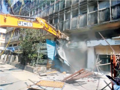 KDMC's hammer on dangerous building | धोकादायक इमारतीवर केडीएमसीचा हातोडा