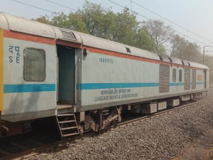 A coach of Gitanjali Express derailed; No casualties | गीतांजली एक्स्प्रेसचा एक डबा रुळावरून घसरला; कोणतीही जीवीतहानी नाही