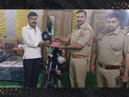 policemen pool 4 lakh by joint operation for wedding of cleaners daughter | पत्नीच्या उपचारासाठी आयुष्यभराची कमाई गेली; लेकीच्या लग्नासाठी पोलिसांनी जमवले 4 लाख