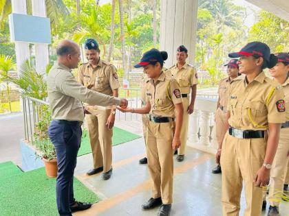 The District Superintendent of Police pampered the employees on duty | ड्युटीवरील कर्मचाऱ्यांना लाडू वाटून जिल्हा पोलिस अधीक्षक केला गोड