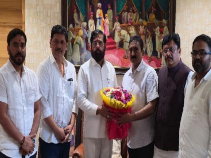 Congress group leader in Kolhapur, former corporator Sharangdhar Deshmukh will join Shiv Sena Shinde group Meet Deputy Chief Minister Eknath Shinde in Mumbai | कोल्हापुरात सतेज पाटलांना धक्का, काँग्रेसचा गटनेता शिंदेसेनेच्या गळाला; मुंबईत घेतली एकनाथ शिंदेंची भेट Congress group leader in Kolhapur, former corporator Sharangdhar Deshmukh will join Shiv Sena Shinde group Meet Deputy Chief Minister Eknath Shinde in Mumbai | कोल्हापुरात सतेज पाटलांना धक्का, काँग्रेसचा गटनेता शिंदेसेनेच्या गळाला; मुंबईत घेतली एकनाथ शिंदेंची भेट