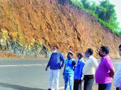 Dangerous pain on Mumbai-Goa highway will be removed | मुंबई-गोवा महामार्गावरील धोकादायक दरड हटविणार