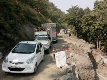 Detention of traffic in Kannada ghats | कन्नड घाटात वाहतुकीचा खोळंबा, वाहनांच्या तीन किमी पर्यत रांगा