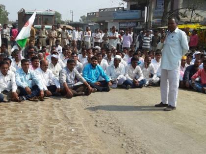 Khadakapurna Water Relief Committee's rasta-roko; Two-hour traffic jam | खडकपूर्णा पाणीबचाव समितीचा देऊळगाव महीत रास्ता रोको; दोन तास वाहतूक ठप्प