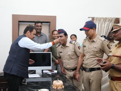 Deputy Chief Minister Devendra Fadnavis celebrated birthday of police personnel who are present on duty | उपमुख्यमंत्री फडणवीसांनी साजरा केला 'कर्तव्यतत्पर' पोलीस कर्मचाऱ्यांचा वाढदिवस