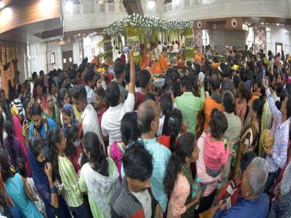 The first day of New year to God! devotees queue for darshan in temples | वर्षाचा पहिला दिवस देवाला! सगळीकडे हाऊसफुल्ल; धार्मिकतेला उधाण, देवस्थानांत दर्शनास रांगा