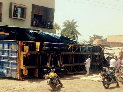 Filling in the container building: Gavhanavadi incidents | भरधाव कंटेनर इमारतीत घुसला : गव्हाणवाडीतील घटना