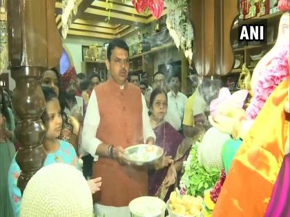 Maharashtra CM Devendra Fadnavis offers prayer at his residence in Mumbai along with his wife and daughter on GaneshChaturthi | सर्व संकटांचा सामना करण्याची शक्ती दे; मुख्यमंत्र्यांची गणरायाकडे प्रार्थना 