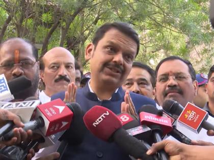 You oppose Indian languages like Hindi and sing the praises of English Devendra Fadnavis spoke clearly! | "हिंदीसारख्या भारतीय भाषेला विरोध करता अन् इंग्रजीचे मात्र गोडवे गाता"; देवेंद्र फडणवीस स्पष्टच बोलले! You oppose Indian languages like Hindi and sing the praises of English Devendra Fadnavis spoke clearly! | "हिंदीसारख्या भारतीय भाषेला विरोध करता अन् इंग्रजीचे मात्र गोडवे गाता"; देवेंद्र फडणवीस स्पष्टच बोलले!