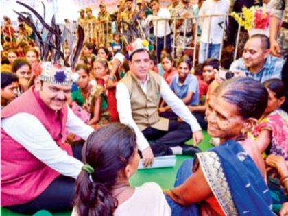 "I will build the road and next time I will come by road," assures the Chief Minister. | "रस्ता बनवून देतो अन् पुढच्या वेळी रस्त्यानेच येताे", मुख्यमंत्र्यांचं आश्वासन "I will build the road and next time I will come by road," assures the Chief Minister. | "रस्ता बनवून देतो अन् पुढच्या वेळी रस्त्यानेच येताे", मुख्यमंत्र्यांचं आश्वासन