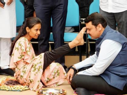 ...And she slapped Devendra Fadnavis with her toe | “ताई, तू लढत राहा, आम्ही सोबत आहोत”; दिव्यांग ‘बहिणी’ने ओवाळले, देवेंद्र फडणवीस गहिवरले!