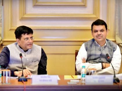 Coronavirus Lockdown: 10 special trains from mumbai to UP; Fadnavis spoke to Piyush goyal ajg | मुंबईतून उत्तर प्रदेशसाठी 10 ट्रेन सुटणार; फडणवीस रेल्वेमंत्र्यांशी बोलले, आदित्यनाथही तयार झाले!