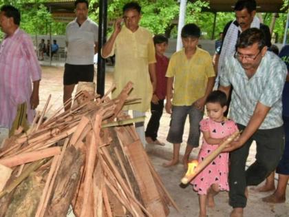 four year old daughter-performed last rites of 74 year old father in meerut | हृदयद्रावक! "पप्पा कुठे गेले?"; ४ वर्षांच्या लेकीने दिला वडिलांना मुखाग्नी; सर्वांचे डोळे पाणावले