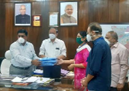 Devendra Fadnavis donated 250 PPE kits | देवेंद्र फडणवीस यांनी दिले २५० पीपीइ किट