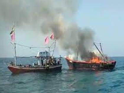 Fishing boat catches fire, one sailor seriously injured; Incidents at Devgarh port | मच्छीमारीसाठी गेलेल्या नौकेने घेतला पेट, एक खलाशी गंभीर जखमी; देवगड बंदरातील घटना 