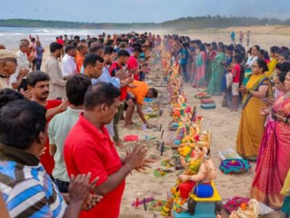 Immersion of Ganesha in Sindhudurg district | सिंधुदुर्ग जिल्ह्यात घरगुती गणपतींचे विसर्जन; जयघोषच्या गजरात लाडक्या बाप्पाला दिला निरोप