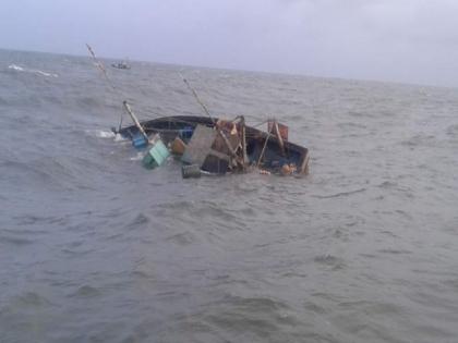 Fishing boat sinks in Devbagh, one missing | देवबागमध्ये मच्छिमारी नौका बुडाली, एक जण बेपत्ता