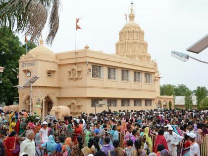 Devadas for devotees of the temple | गुरूपोर्णिमेनिमित्त देवगडला भाविकांची मांदीयाळी