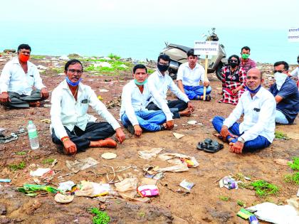 Stink of dumping garbage on the beach: Shiv Sena's sit-in at Devgad | कचरा समुद्रकिनारी टाकल्याने दुर्गंधी : देवगड येथे शिवसेनेचे ठिय्या आंदोलन