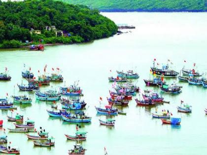 Storm like conditions over West Konkan coast, foreign boats to shelter at Devgad port | पश्चिम किनारपट्टीवर वादळाची शक्यता, परराज्यातील नौका देवगड बंदराच्या आश्रयाला