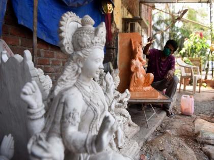 Coronavirus: The hands that make Bappa are also in trouble; The sculptor gave support to the laborers | Coronavirus: बाप्पांना घडवणारे हातही संकटात; मूर्तिकाराने दिला मजुरांना आधार