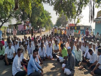 Stop the road at Devbhoyre for Pimpalgaon Joga yatra | पिंपळगाव जोगा आवर्तनासाठी देवीभोयरे येथे रास्ता रोको