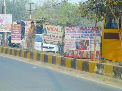 Attack of advertisers on the divider of Wadala Pathardi road in Nashik | नाशिकच्या वडाळा पाथर्डी रस्त्यावरील दुभाजकांवर जाहिरातफलकांचे आक्रमण