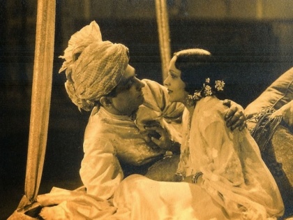 The story of the first onscreen 'Kiss' was given by the actress in 1933 with a 4 minute kissing scene. | किस्सा पहिल्या ऑनस्क्रीन 'किस'चा, १९३३ साली या अभिनेत्रीनं दिला होता ४ मिनिटांचा किसिंग सीन
