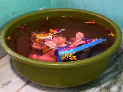 घरातील जुन्या मूर्ती, जीर्ण झालेले देवाचे फोटो, प्रतिमा बेवारसपणे टाकू नका; त्याचे 'असे' विघटन करा!