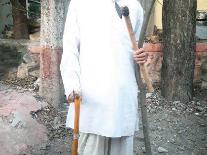 The old man aged 90 years supported the stick | ९० वर्षाच्या वृद्धाने दिला अनेकांना काठीचा आधार