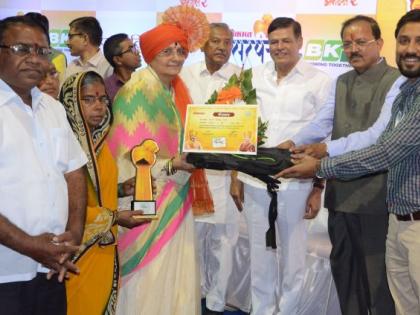 Sarpanch Earth Deverna Employment Generation Award | सरपंच धरती देवरेंना रोजगार निर्मिती पुरस्कार