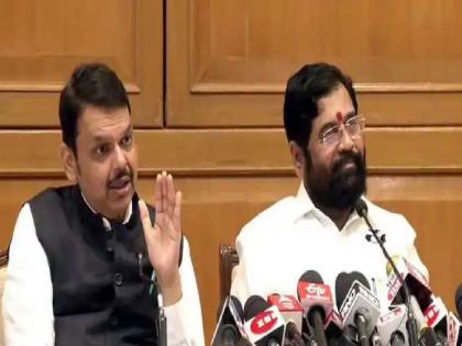 Devendra Fadanvis Eknath Shinde, license of traders who gave Rs 2 check to farmers is cancelled, Shinde-Fadnavis government's action | शेतकऱ्याला 2 रुपयाचा चेक देणाऱ्या ट्रेडर्सचा परवाना रद्द, शिंदे-फडणवीस सरकारची कारवाई