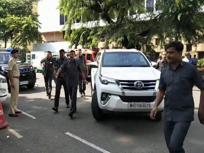 Home Minister's convoy helps the person who was set on fire, incident in Pune | भररस्त्यात पेटवून घेतलेल्या व्यक्तीला गृहमंत्र्यांच्या ताफ्यातील पोलिसांची मदत, पुण्यातील घटना