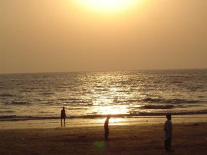 Swimming lawyer's bag stolen from Juhu beach; Thousands stolen including uniforms, files, IDs | जुहू बीचच्या समुद्रात पोहणाऱ्या वकिलाची बॅग पळवली; गणवेश,फाईल्स,आयडीसह हजारोंची चोरी