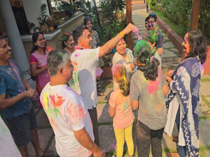 The Chief Minister enjoyed the color festival with his family in sakhli | मुख्यमंत्र्यांनी साखळीत कुटूंबियांसमवेत लुटला रंगोत्सवाचा आनंद 