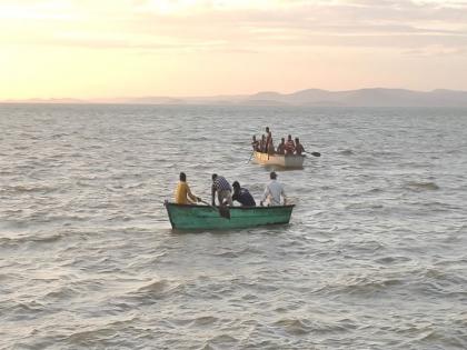 7 persons drowned in Gujarat; Boats uncontrolled due to high winds | गुजरातमध्ये बोट उलटून ७ जण बुडाले; वेगाने वारा आल्याने बोट अनियंत्रित